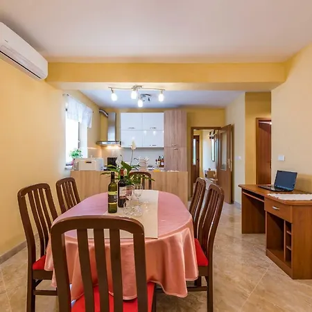 Sandi Appartement Tinjan