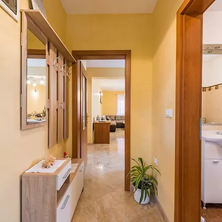 Sandi דירה Tinjan